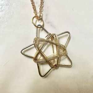 Gold tone wire star pendant necklace